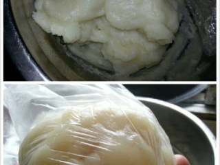 3、冰皮绿豆仁月,粉熟透后从锅拿上来等它微凉后用手揉成光滑面团、放入保鲜袋中再放进冰箱藏半小时后拿出来再揉两下子再分成小团子。