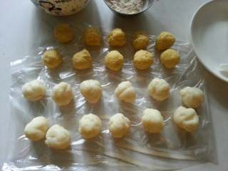 4、冰皮绿豆仁月,将面团分成15克1个小团子、馅是35克个、用个5o克模具的。这面小团子是女儿揉的。