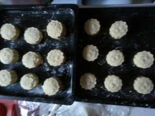 9、冰皮绿豆仁月,这个是红豆沙馅的。调皮的女儿将粉掉到四处都是粉末！