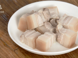 3、肥而不腻的扎肉，满足你大口吃肉的梦想,焯熟后捞出备用