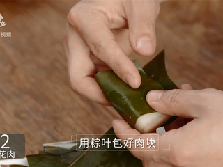 4、肥而不腻的扎肉，满足你大口吃肉的梦想,用粽叶包好肉块