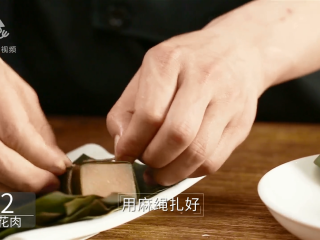 5、肥而不腻的扎肉，满足你大口吃肉的梦想,用麻绳扎好