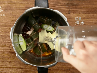 11、肥而不腻的扎肉，满足你大口吃肉的梦想,适量清水