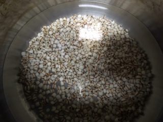 2、薏米红豆山药糕,泡好的薏米放高压锅压熟(上汽转小火15分钟)或者直接电饭锅煮熟