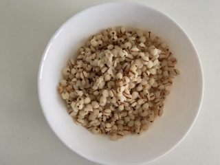 3、薏米红豆山药糕,煮好的薏米