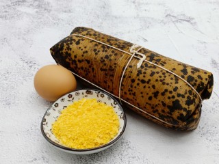 1、酥香碱水粽,面包糠6勺，鸡蛋一个，最重要的碱水粽一个，一个碱水粽有700克，够一家三口吃一餐了