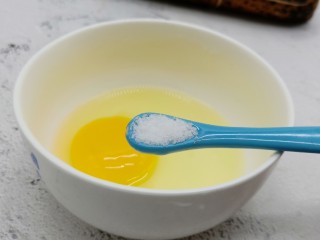 2、酥香碱水粽,鸡蛋磕入碗里，加细盐少许。