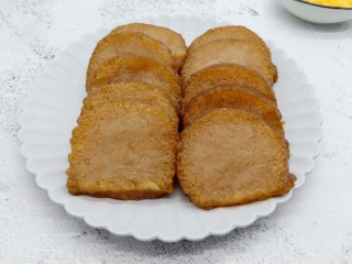 5、酥香碱水粽,碱水粽用刀切成厚片。