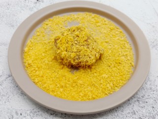 7、酥香碱水粽,再裹上一层面包糠，碱水粽四周都要裹上哦！