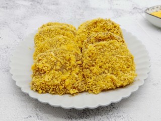 8、酥香碱水粽,一会功夫就裹好一盘。