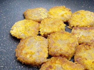 9、酥香碱水粽,锅里加适量的加拿大芥花油（加拿大芥花油味道清淡，加上高烟点，非常适合煎美食）放入碱水粽煎。