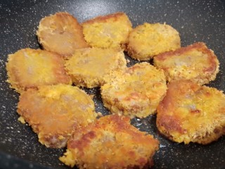 10、酥香碱水粽,煎至碱水粽两面金黄即可出锅。