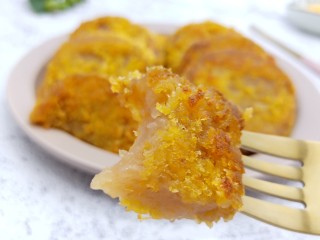 12、酥香碱水粽,太香了！由于包裹了一层蛋液、一层面包糠、碱水粽外皮酥香、咬上一口，里面的粽子又香又糯，香味在唇齿之间徘徊!