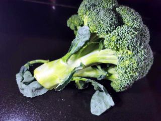 1、蒜蓉西兰花,有点蔫了的西兰花,没事