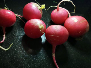 2、蒜蓉西兰花,樱桃小萝卜