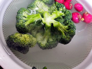 8、蒜蓉西兰花,切下西兰花的梗