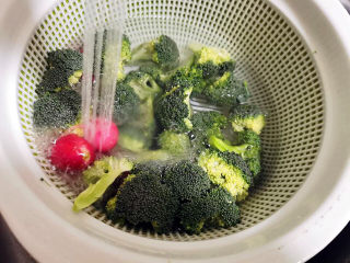 11、蒜蓉西兰花,换掉面粉水,用清水冲洗干净