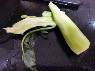 10、蒜蓉西兰花,剥去西兰花梗的老皮