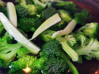 13、蒜蓉西兰花,放入水锅