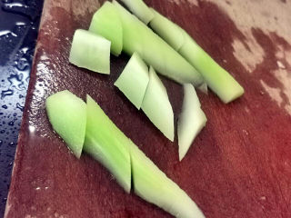 15、蒜蓉西兰花,梗要切小块