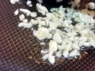 16、蒜蓉西兰花,蒜末爆香