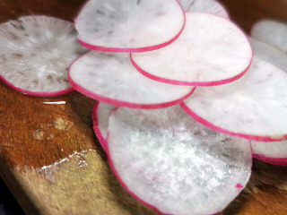 17、蒜蓉西兰花,樱桃小萝卜切薄片