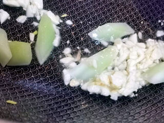 19、蒜蓉西兰花,梗先下锅炒