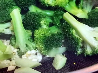 20、蒜蓉西兰花,再放西兰花