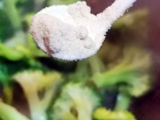 22、蒜蓉西兰花,鸡精来点,拌炒均匀即可