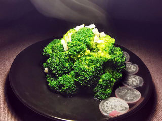 23、蒜蓉西兰花,直接扣在成品盘也行,动下手脚,安排一下,宴会或自己吃两相宜