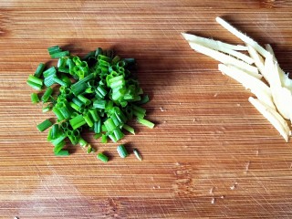 3、紫薯山药糕&皮蛋瘦肉粥,生姜切丝，葱切碎