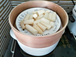 6、紫薯山药糕&皮蛋瘦肉粥,铁棍山药去皮切段，上锅蒸熟