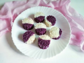 12、紫薯山药糕&皮蛋瘦肉粥,不同颜色分别放入月饼模具两边，挤出花型