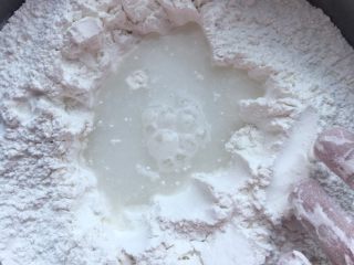 1、#乡味#梅州+客家特色汤圆,准备好糯米粉,加入一碗半水(吃饭的小碗)