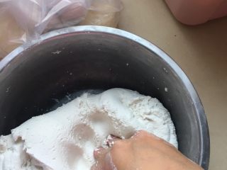2、#乡味#梅州+客家特色汤圆,不断揉面,为使汤圆能够更有韧劲
