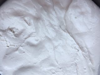 3、#乡味#梅州+客家特色汤圆,粉可以揉的稍微湿一点,因为时间放越久,水份就会越干