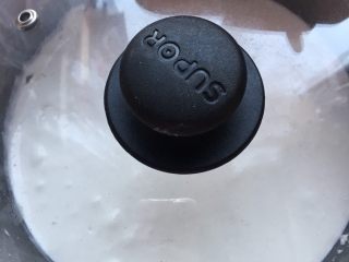 4、#乡味#梅州+客家特色汤圆,盖上盖子,放置一个晚上,我习惯是放置二十四小时这样出来的汤圆会更有韧劲