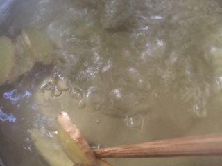 6、#乡味#梅州+客家特色汤圆,放入姜和橙皮,煮至汤水粘稠