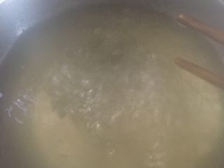 7、#乡味#梅州+客家特色汤圆,取出姜片还有橙皮,继续熬制汤水,使其更粘稠