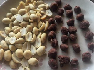 8、#乡味#梅州+客家特色汤圆,准备好豆沙和花生米,豆沙是我提前做好的,大家也可以买现成的,花生米也是提前烤好的,同样也可以买现成的