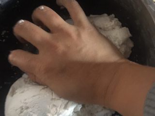 9、#乡味#梅州+客家特色汤圆,拿出提前准备好的粉团反复揉戳