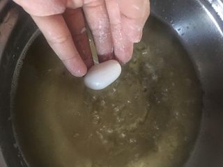 13、#乡味#梅州+客家特色汤圆,放入糖浆内煮