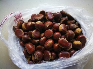 1、香甜栗子泥,今天用的就是这种新鲜的板栗，味道特别甜。有的人说板栗不太好去皮，可以将板栗放在阴凉的地方，通风晾两三天再煮。