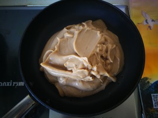 5、香甜栗子泥,将板栗泥倒入不粘平底锅中。开中小火翻炒。