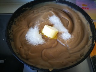 6、香甜栗子泥,炒到板栗中的水分收干一点后加入黄油和白砂糖。