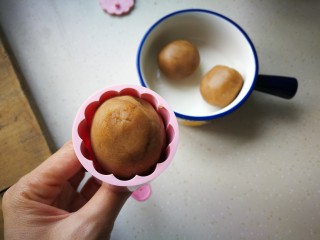 11、香甜栗子泥,放入月饼模具中。