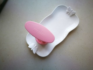 12、香甜栗子泥,模具放在平盘上，用手掌轻轻往下按压模具，小心提起空模具。