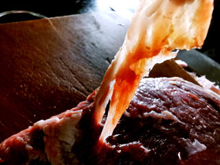 3、青椒炒牛肉,去掉筋膜