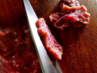 4、青椒炒牛肉,逆纹切片