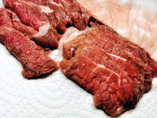 6、青椒炒牛肉,用厨房纸巾拭干
